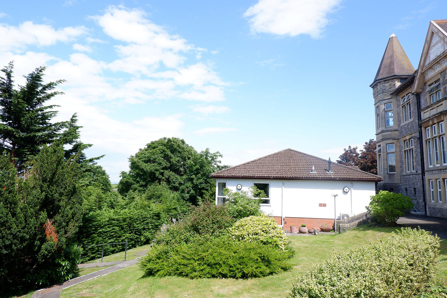 A photo showing the garden of Broadway lodge